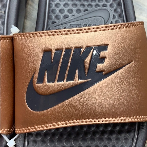 NIKE WMNS BENASSI JDI MTLC RED BRONZE/THUNDER GREY - Picture 15 of 16